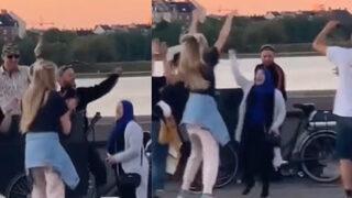 Danimarka’da dans eden gençlerin arasına katılan yaşlı kadının dansı olay oldu! Sosyal medya onu konuşuyor