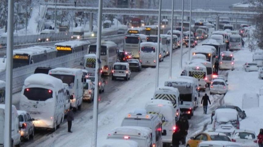 Kar yağışı İstanbul&rsquo;da trafiği durma noktasına getirdi