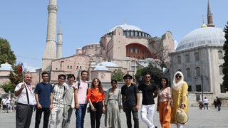 Yaz stajı için Türkiye'ye gelen yabancı öğrenciler İstanbul'u geziyor