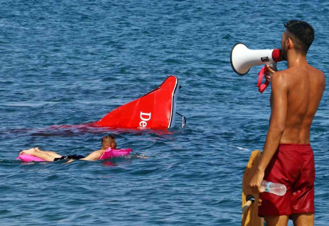 Şişme deniz yatağıyla yanına gidip yakından bakmak istediler! Batan tekne merakı, cankurtaranı canından bezdirdi