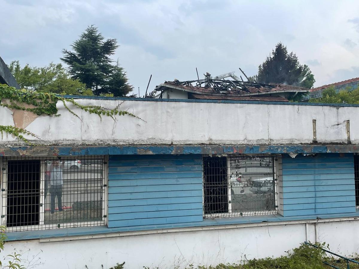 Kocaeli'de atıl durumdaki fabrikaya ait binada &ccedil;ıkan yangın s&ouml;nd&uuml;r&uuml;ld&uuml;
