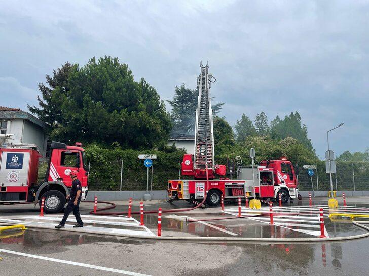 Kocaeli'de atıl durumdaki fabrikaya ait binada çıkan yangın söndürüldü G4