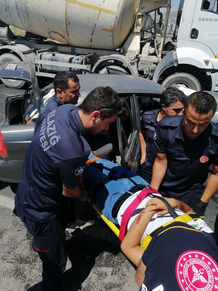 Otomobilin kırmızı ışıkta bekleyen otomobile çarpması sonucu 5 kişi yaralandı G1