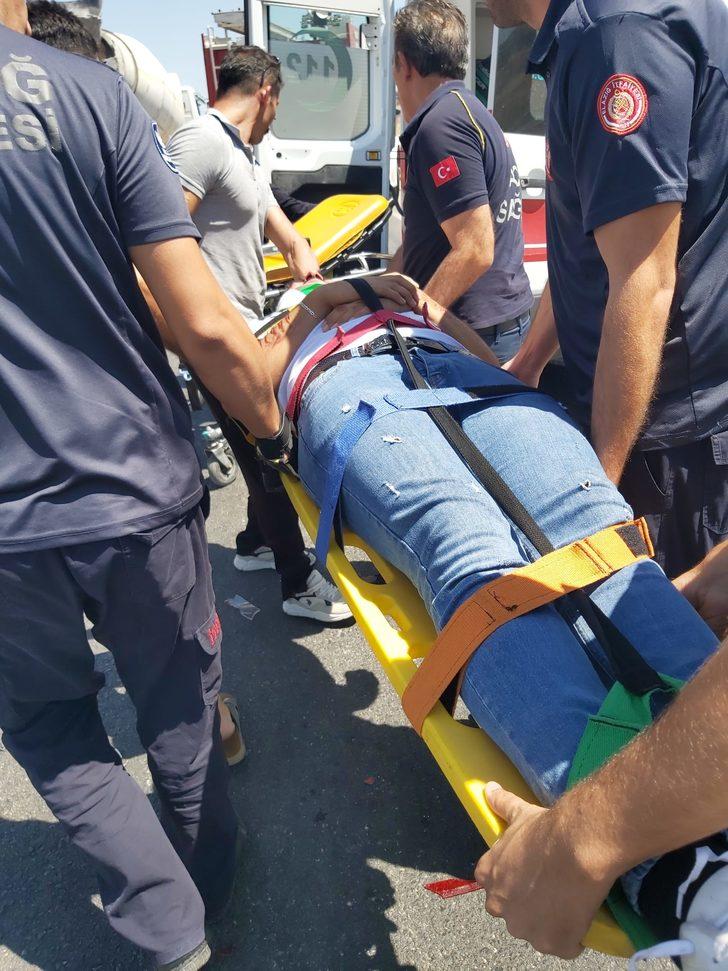 Otomobilin kırmızı ışıkta bekleyen otomobile çarpması sonucu 5 kişi yaralandı G2