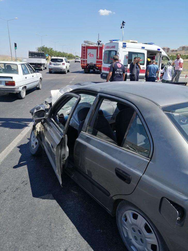 Otomobilin kırmızı ışıkta bekleyen otomobile çarpması sonucu 5 kişi yaralandı G3