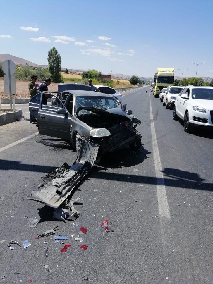 Otomobilin kırmızı ışıkta bekleyen otomobile çarpması sonucu 5 kişi yaralandı G4