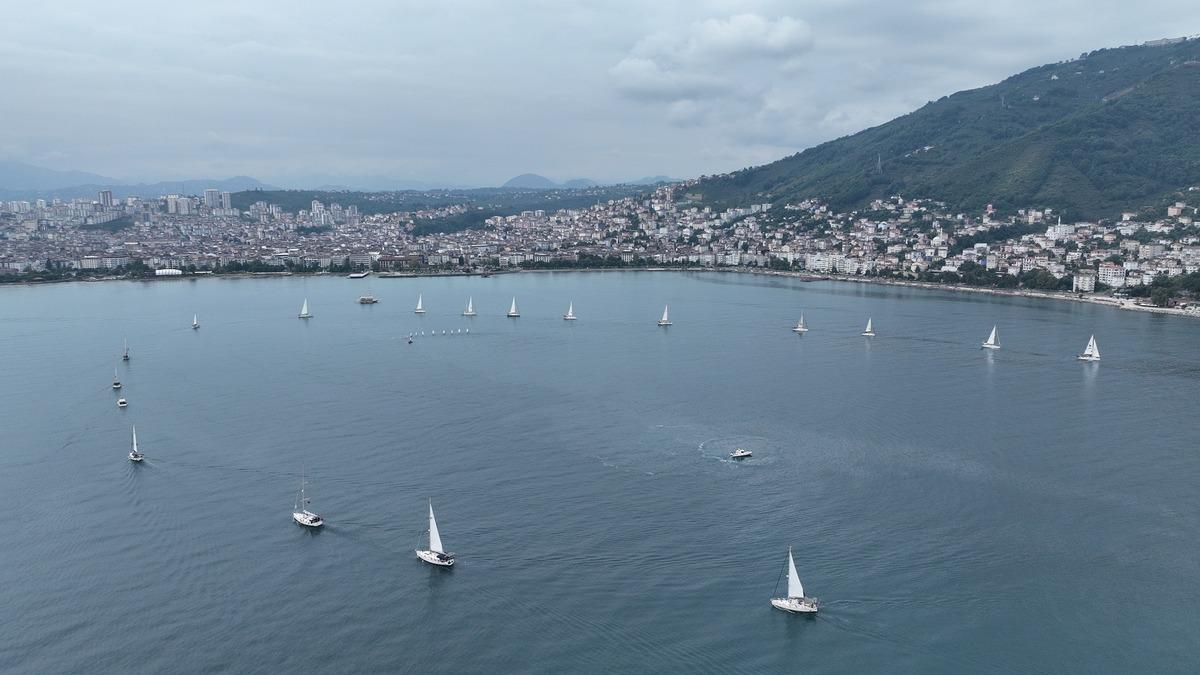 Ordu'ya gelen 21 yelkenli yat, deniz turu atarak şehri selamladı