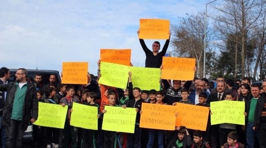 Futbol sahalarını kaybedince trafiği kapattılar