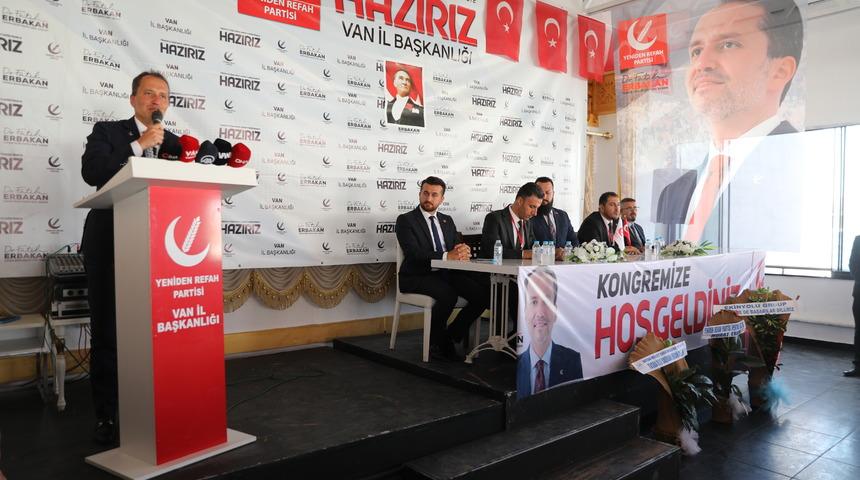 Yeniden Refah Partisi Genel Başkanı Erbakan Van'da partisinin il kongresine katıldı