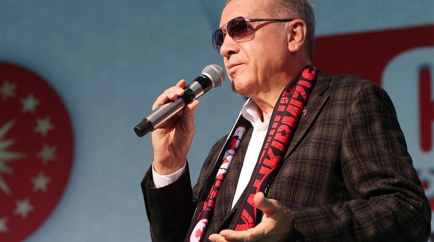 Son Dakika: Cumhurbaşkanı Erdoğan "Piyasaları daha da rahatlatacağız" diyerek duyurdu! Konuşması sırasında o pankarta da dikkat çekti "Ne var bu menüde?"