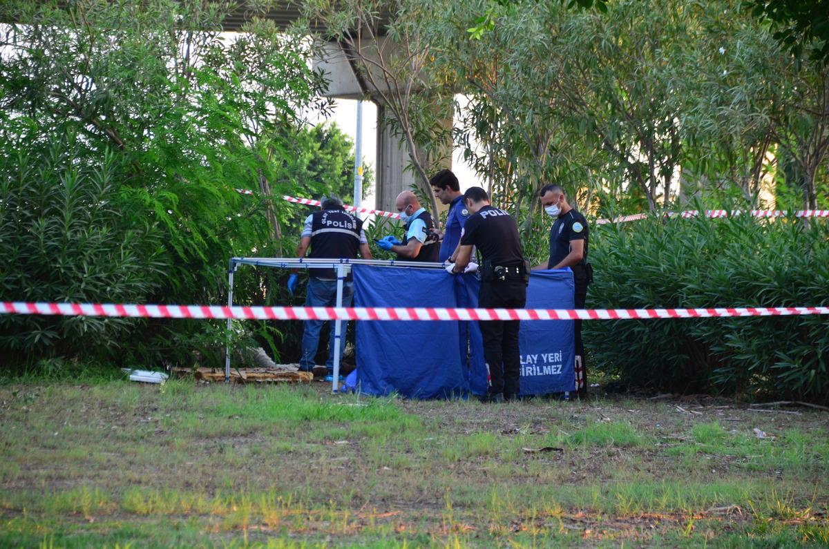 Antalya&rsquo;da yol kenarında erkek cesedi bulundu