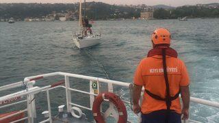 FSM Köprüsü altında sürüklenen tekne kurtarıldı