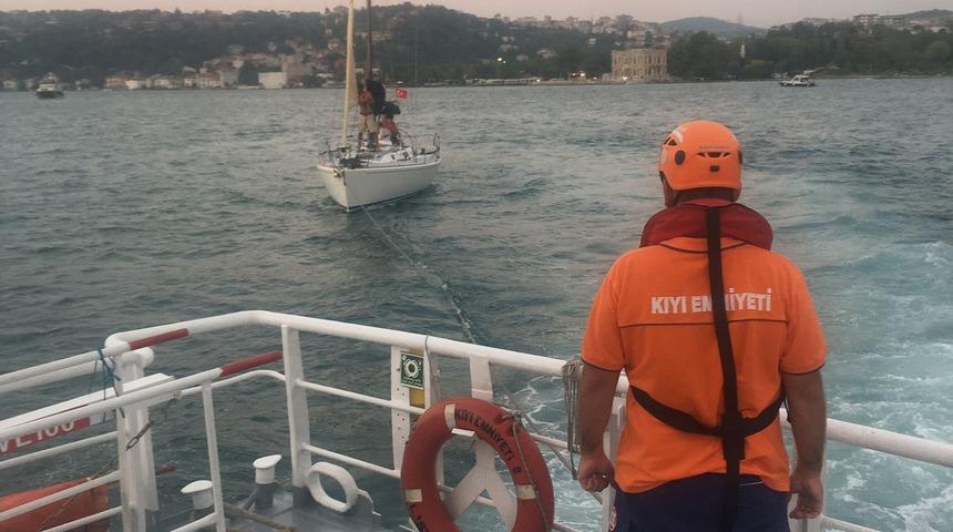 FSM Köprüsü altında sürüklenen tekne kurtarıldı