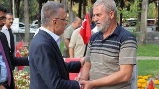 Cumhurbaşkanı Yardımcısı Oktay, Edirnekapı Şehitliği'ni ziyaret etti