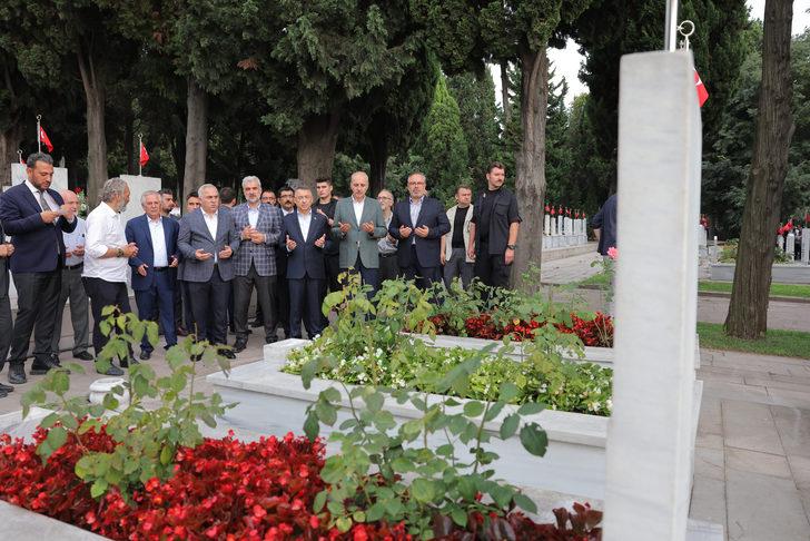 Cumhurbaşkanı Yardımcısı Oktay, Edirnekapı Şehitliği'ni ziyaret etti G3