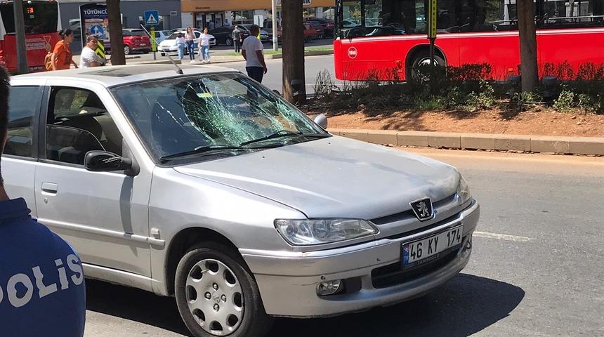 Kahramanmaraş'ta otomobilin yayaya çarpması güvenlik kamerasına yansıdı