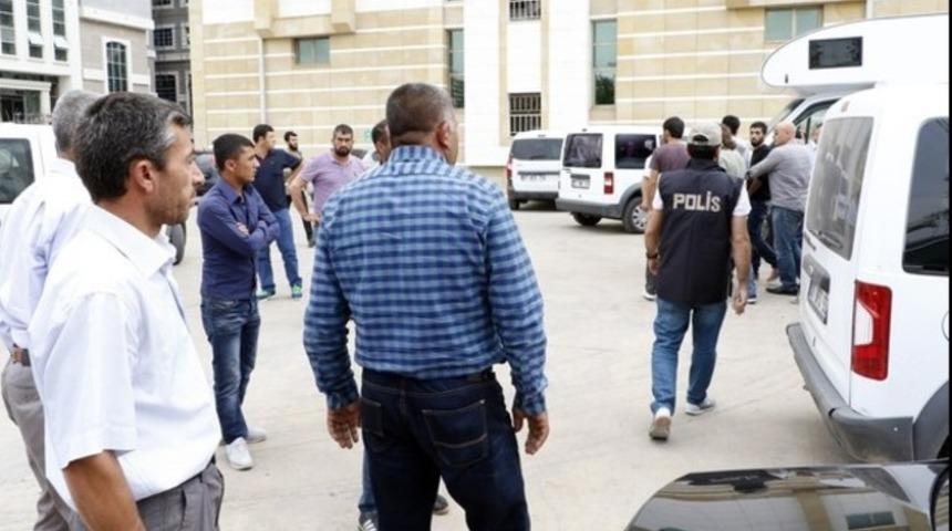 Baba, terör suçundan tutuklanan oğluna tükürüp tepki gösterdi