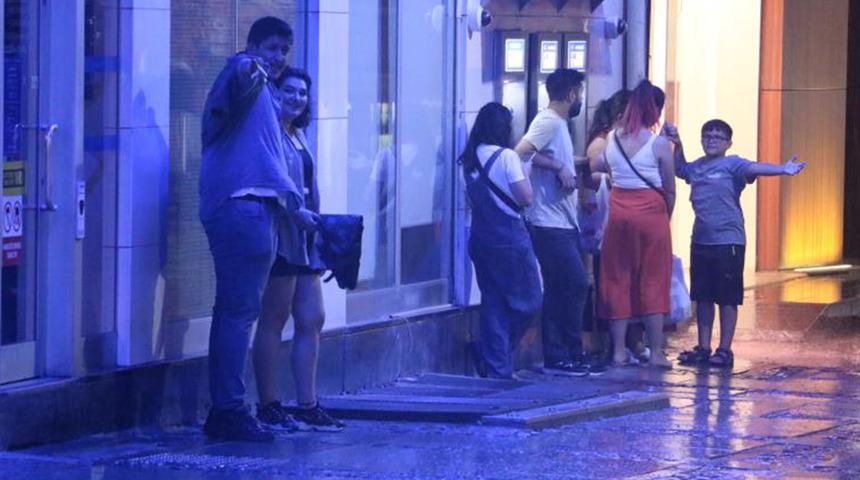 Sağanak yağış hayatı felç etti! Yollar göle döndü