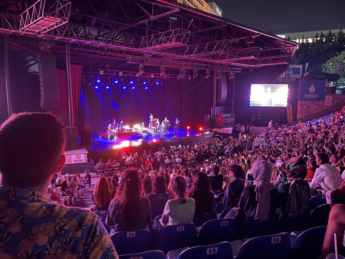 Fransız sanat&ccedil;ı Dany Brillant, İstanbul'da konser verdi