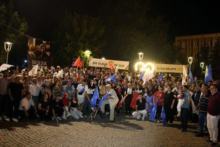 Uşak'ta, AK Parti'nin kuruluşunun 21. yıl dönümü kutlandı G4