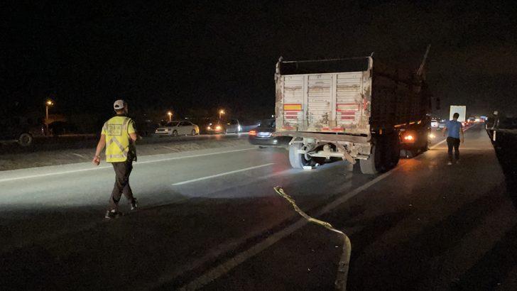 Konya'da kamyonetin seyir halindeki tıra çarptığı kazada 3 kişi öldü G2