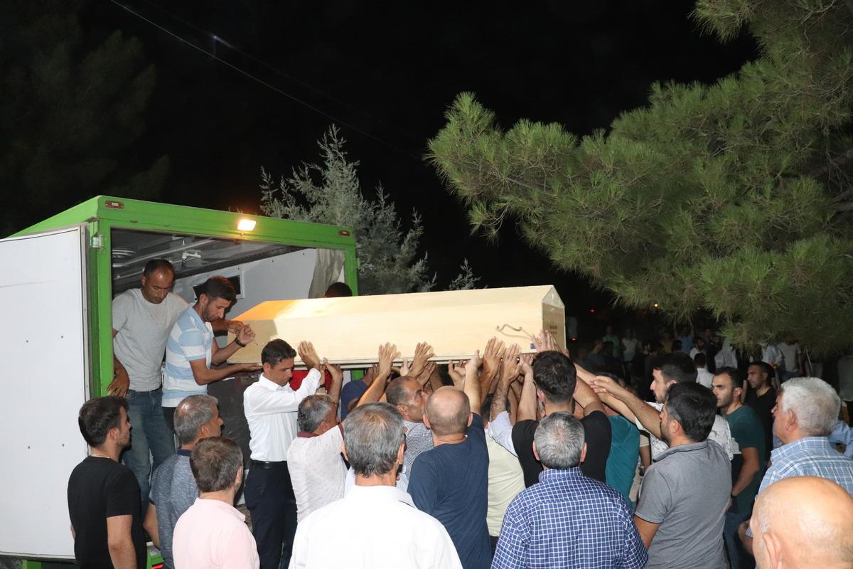 M&uuml;k&uuml;s &Ccedil;ayı'nda 2 ay &ouml;nce kaybolan ve cesedi bulunan hemşire son yolculuğuna uğurlandı