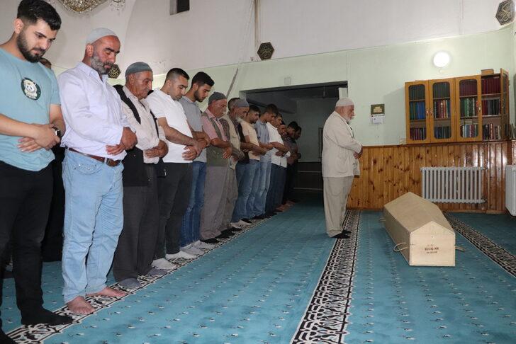 Müküs Çayı'nda 2 ay önce kaybolan ve cesedi bulunan hemşire son yolculuğuna uğurlandı G5