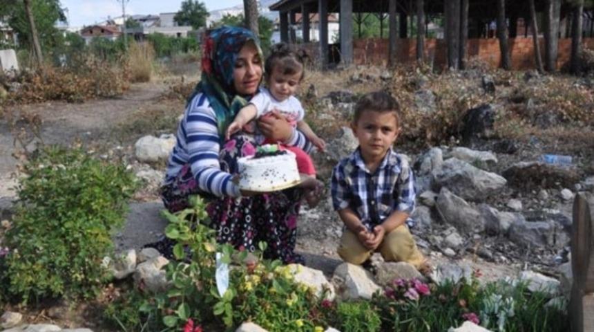 Madenci kızı ilk doğum gününü mezarlıkta kutladı