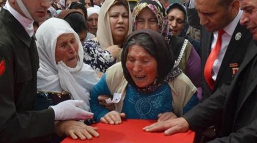 Şehit annesi evladını böyle uğurladı: Kara topraklar soğuktur ben ısıtırım kuzum seni