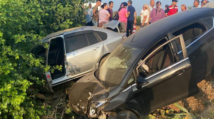 Antalya'da iki otomobilin çarpıştığı kazada 2 kişi yaralandı