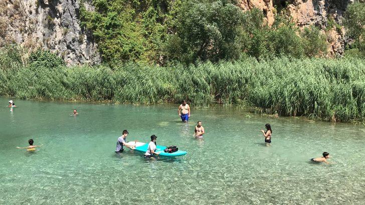 Antalya'da sıcaktan bunalanlar Kapuz Kanyonu'nda serinliyor G3