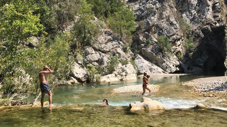Antalya'da sıcaktan bunalanlar Kapuz Kanyonu'nda serinliyor G4