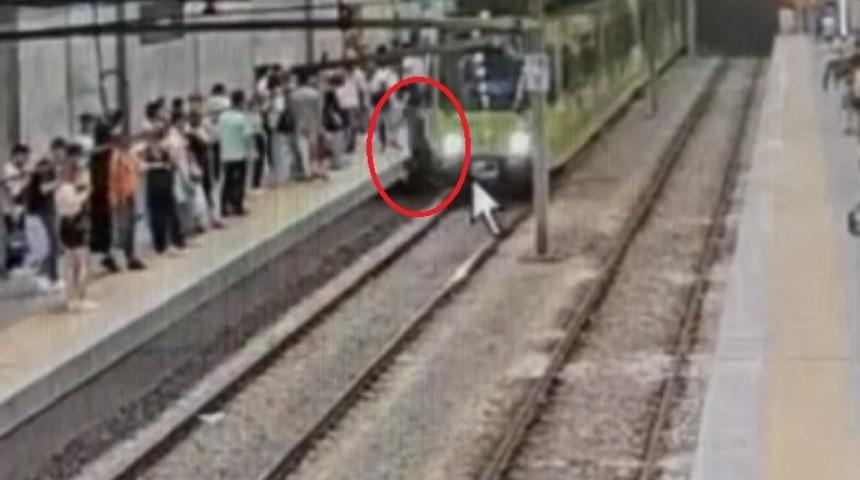 Metronun önüne atladı, yürekleri ağza getirdi! Korku dolu anlar kamerada