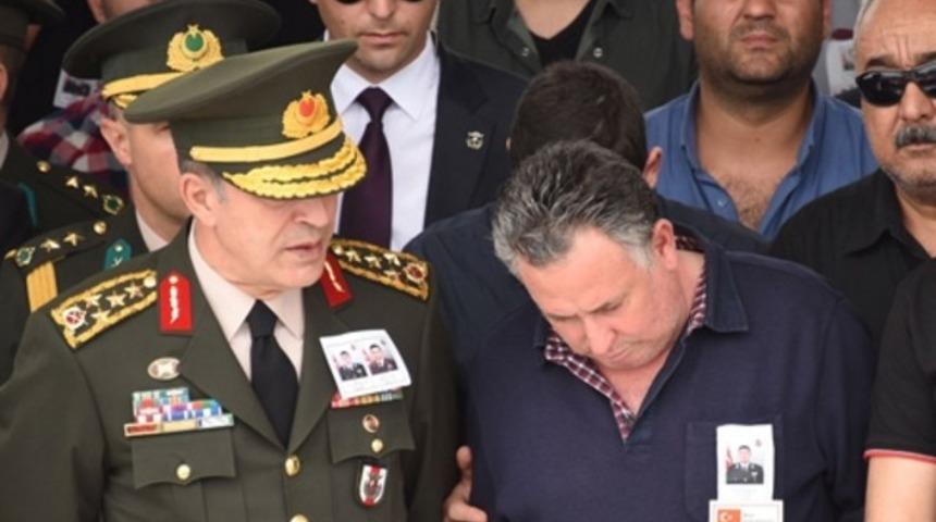 Hulusi Akar önce cenazeye ardından düğüne gitti