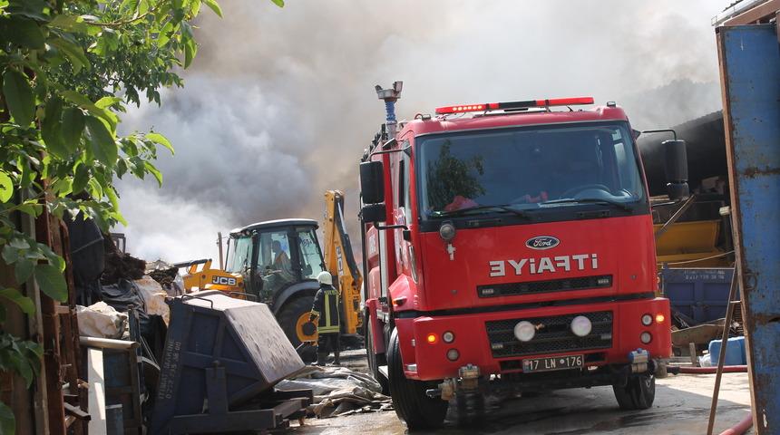 Çanakkale'de hurda lastik deposunda yangın