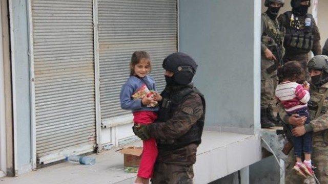 Nusaybin'de operasyon bölgesindeki 5 kişilik aile tahliye edildi