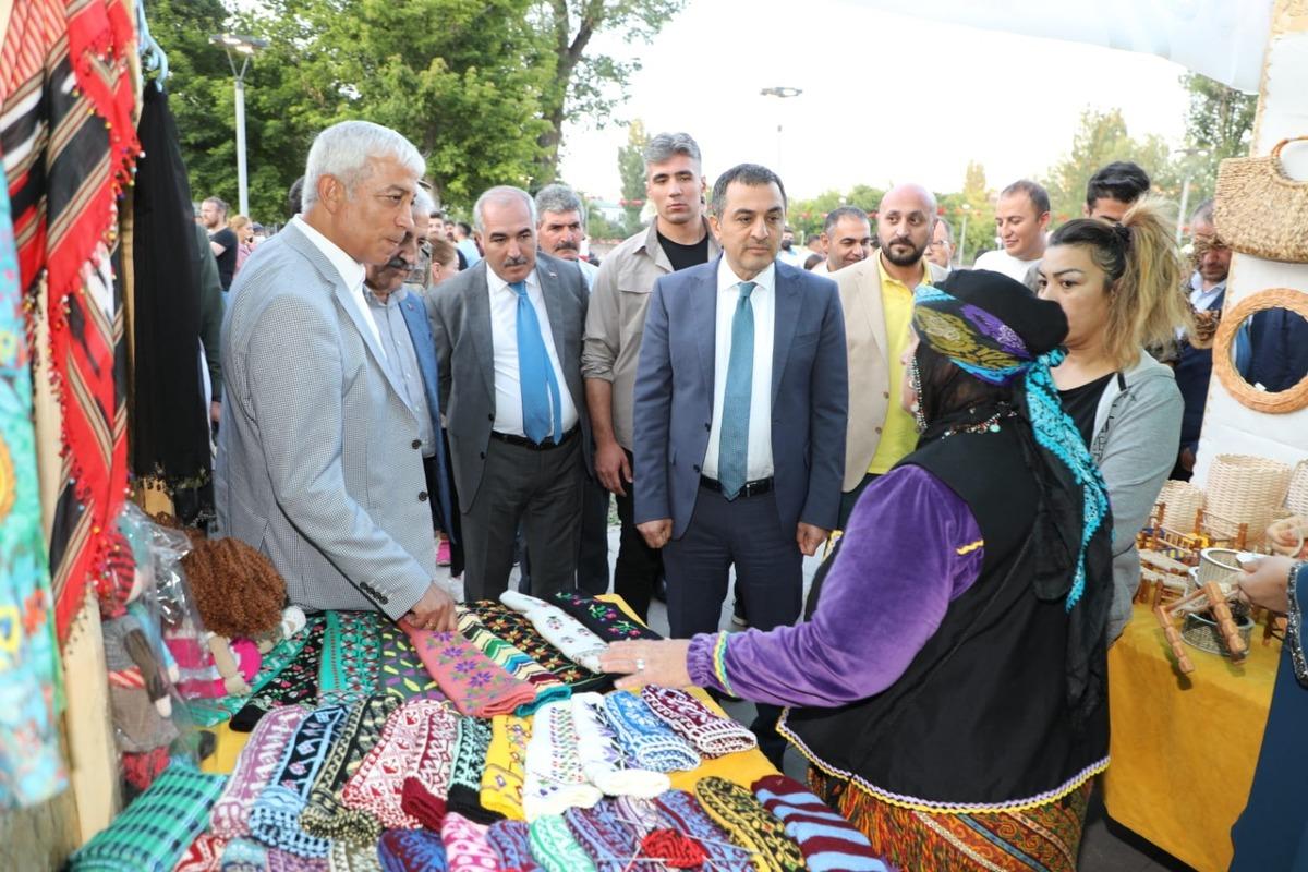 ​​​​​​"Kars 1. Altın Eller Geleneksel El Sanatları Festivali" s&uuml;r&uuml;yor