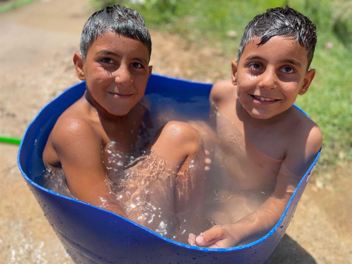 Şanlıurfa'da sıcaktan bunalanlar havuzlarda yeşil alanlarda serinliyor