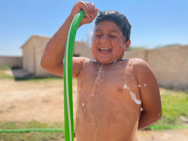 Şanlıurfa'da sıcaktan bunalanlar havuzlarda yeşil alanlarda serinliyor G2