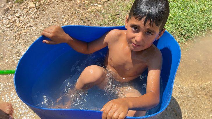 Şanlıurfa'da sıcaktan bunalanlar havuzlarda yeşil alanlarda serinliyor G4