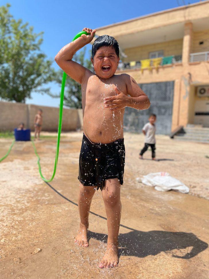 Şanlıurfa'da sıcaktan bunalanlar havuzlarda yeşil alanlarda serinliyor G5