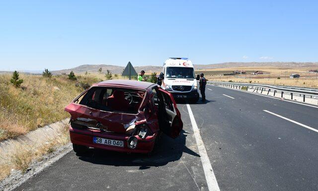 Sivas'ta bariyere çarpan otomobildeki 5 kişi yaralandı