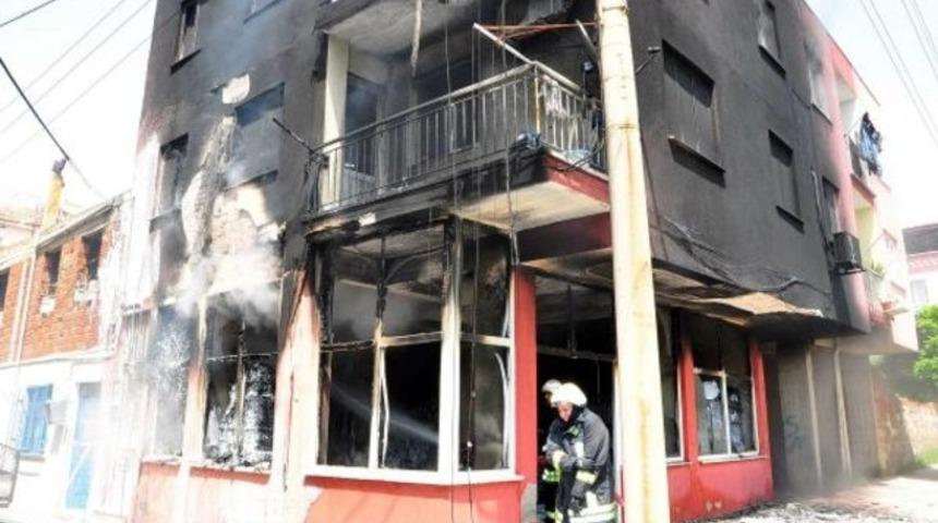Üç katlı binada çıkan yangın korkuttu