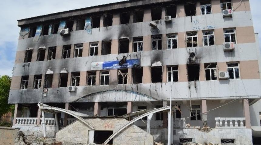 Teröristler Şırnak’ta kurum binalarını yerle bir etti