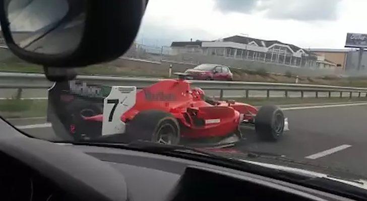 Çekya'da Formula 2 arabasıyla otoyola çıktı! Polisi alarma geçiren olay