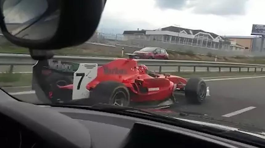 Çekya'da Formula 2 arabasıyla otoyola çıktı! Polisi alarma geçiren olay