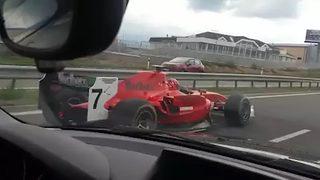 Çekya'da Formula 2 arabasıyla otoyola çıktı! Polisi alarma geçiren olay