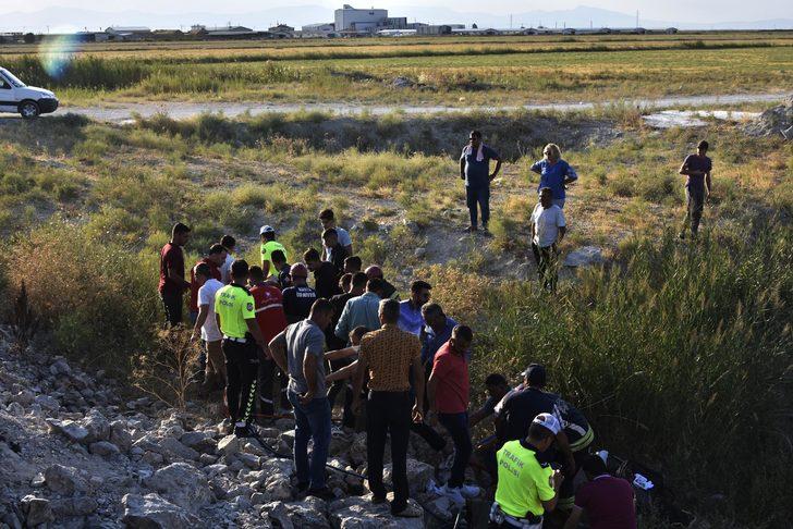 Yürek burkan görüntü! Kazada babası ölen küçük çocuğa çikolata verip, sakinleştirmeye çalıştılar G5