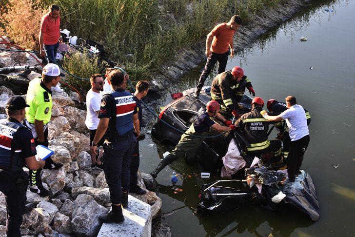 Yürek burkan görüntü! Kazada babası ölen küçük çocuğa çikolata verip, sakinleştirmeye çalıştılar G4