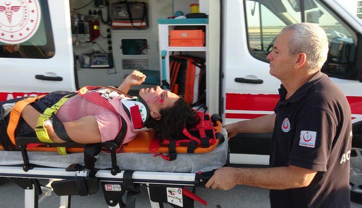 Yürek burkan görüntü! Kazada babası ölen küçük çocuğa çikolata verip, sakinleştirmeye çalıştılar G2